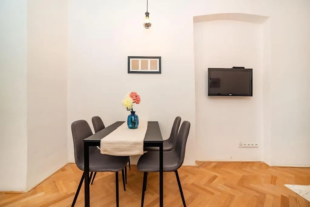 شقة Cosy, Retro-Styled Flat In Beautiful Zizkov براغ